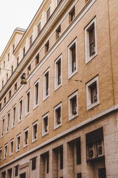 Onderaanzicht Van Grijs Gebouw Rome Italië — Gratis stockfoto