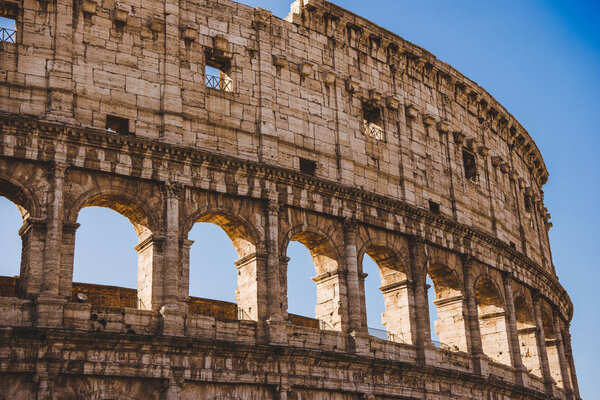 Древние знаменитые руины Колизея в Риме, Италия

