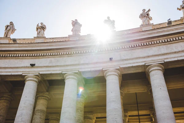 Vista Inferior Las Estatuas Con Luz Solar Plaza San Pedro — Foto de Stock