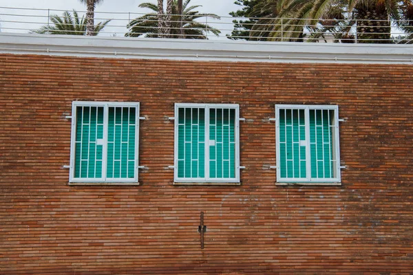Fassade des Gebäudes mit Fensterläden vor Palmen, Anzio, Italien — Stockfoto