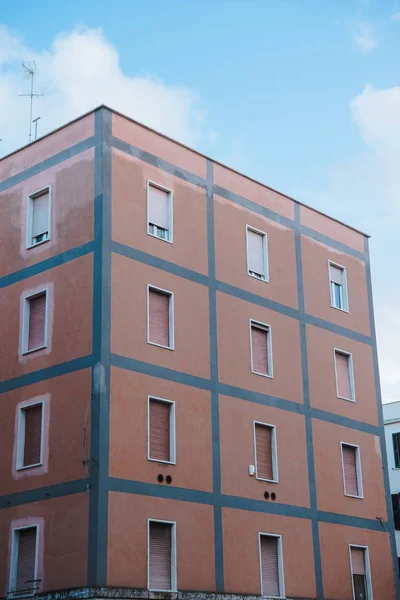 Bâtiment européen avec fenêtres à volets sous le ciel bleu, Anzio, Italie — Photo de stock