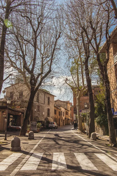 ORVIETO, SUBURB DE ROMA, ITALIA - 14 DE MARZO DE 2018: paso de peatones en la calle - foto de stock