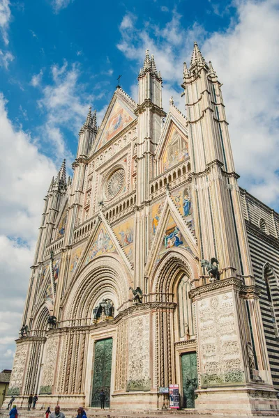 ORVIETO, SUBURB DE ROMA, ITALIA - 14 DE MARZO DE 2018: vista en ángulo bajo de la catedral de orvieto - foto de stock