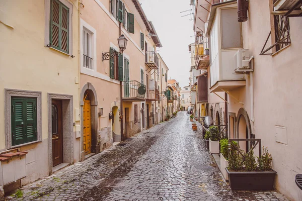 Rue étroite avec bâtiments à Castel Gandolfo, banlieue de Rome, Italie — Photo de stock