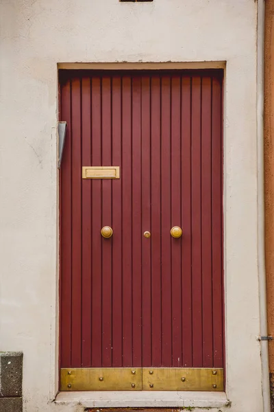 Puertas rojas - foto de stock