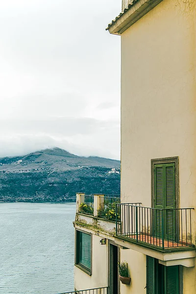 Building with beautiful view on lake albano and alban hills in Castel Gandolfo, Rome suburb, Italy — Stock Photo