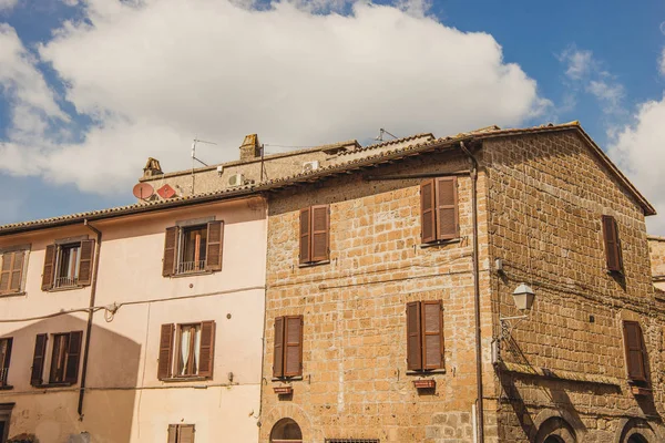 Edificios antiguos y cielo nublado en Orvieto, suburbio de Roma, Italia - foto de stock