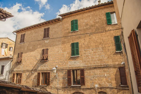 Ventanas con persianas marrones y verdes en Orvieto, barrio de Roma, Italia - foto de stock