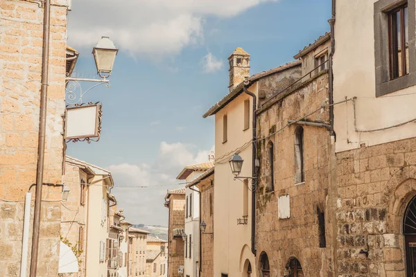 Edifícios antigos e céu azul claro em Orvieto, subúrbio de Roma, Itália — Fotografia de Stock