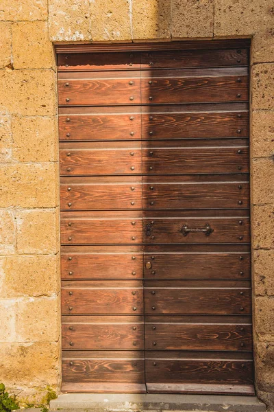 Shadow on old wooden doors in Orvieto, Rome suburb, Italy — Stock Photo