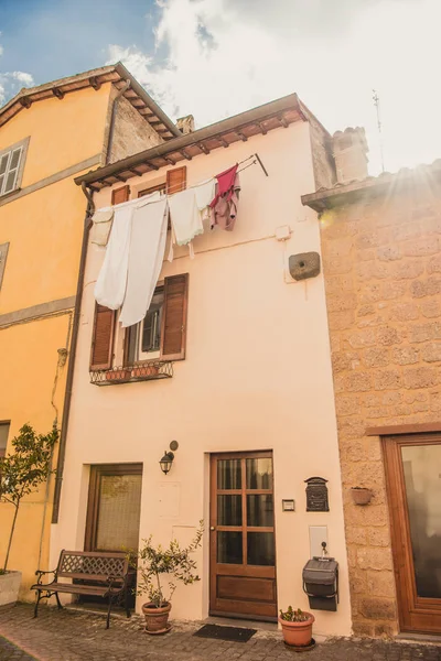 Wäschetrocknen vor dem Gebäude in Orvieto, Vorort von Rom, Italien — Stockfoto