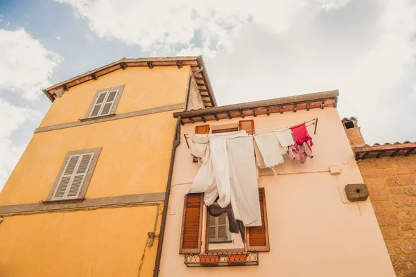 Niedrigwinkel-Ansicht der Wäschetrocknung außerhalb des Gebäudes in Orvieto, Vorort von Rom, Italien — Stockfoto