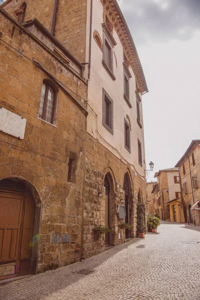 Calle vacía y edificios en Orvieto, suburbio de Roma, Italia - foto de stock