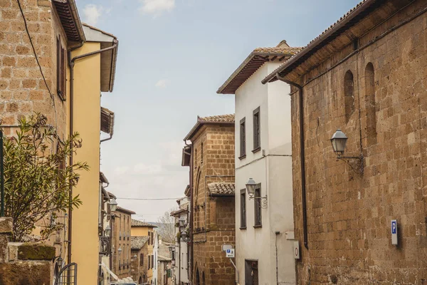 Belos edifícios antigos em Orvieto, subúrbio de Roma, Itália — Fotografia de Stock