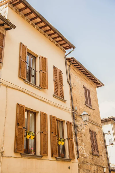 Fassade von zwei alten gebäuden in orvieto, rom vorort, italien — Stockfoto