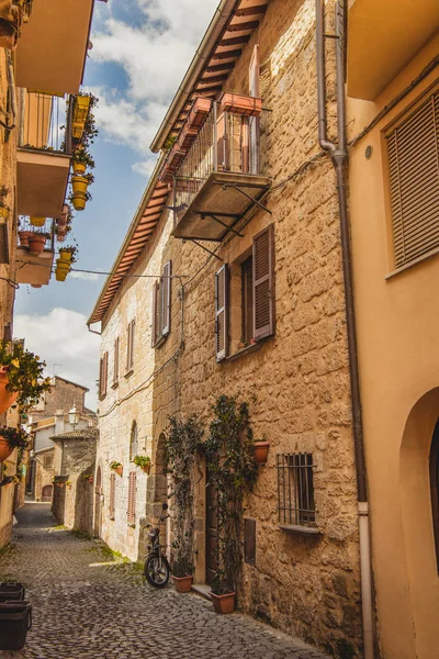 Calle estrecha y edificios en Orvieto, suburbio de Roma, Italia - foto de stock