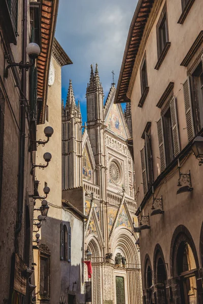 Antike kathedrale von orvieto und gebäude in orvieto, vorort von rom, italien — Stockfoto