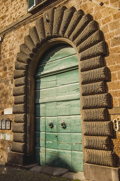 Grüne hölzerne türen in orvieto, vorort von rom, italien — Stockfoto