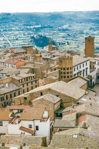 Vista aérea de edificios techos y colinas verdes en Orvieto, suburbio de Roma, Italia - foto de stock