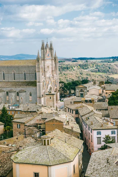 Vista aérea de la antigua catedral histórica de Orvieto y techos de edificios en Orvieto, suburbio de Roma, Italia - foto de stock