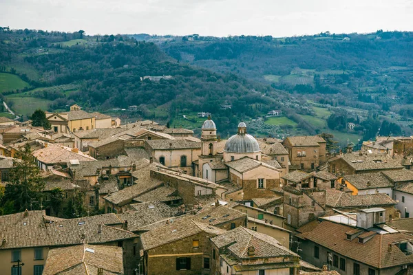 Vista aérea de edificios e iglesia en Orvieto, suburbio de Roma, Italia - foto de stock