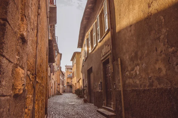 Calle vacía y edificios en Orvieto, suburbio de Roma, Italia - foto de stock