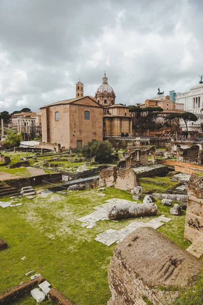 Famosas ruínas do fórum romano no dia nublado, Roma, Itália — Fotografia de Stock