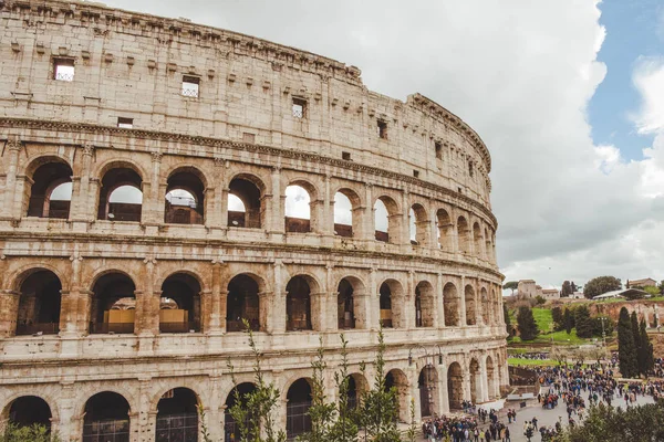 Rom, Italien - 10. März 2018: Ruinen des antiken Kolosseums mit belebtem Platz — Stockfoto