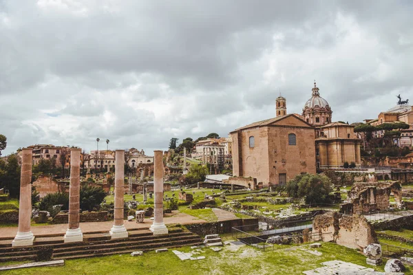 Красивый римский форум рушится в пасмурный день, Рим, Италия — стоковое фото