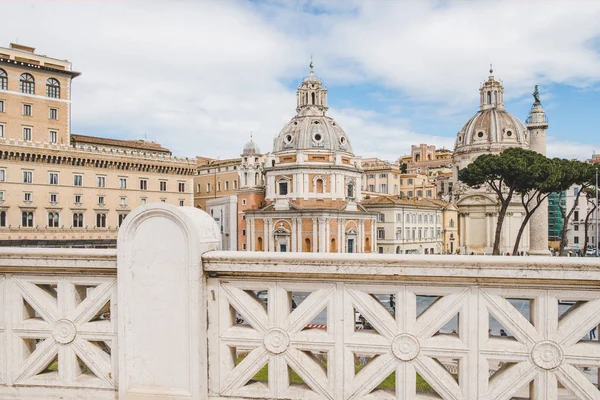 ROMA, ITALIA - 10 MARZO 2018: belle cupole della chiesa di Santa Maria di Loreto viste dall'Altare della Patria a Roma — Foto stock