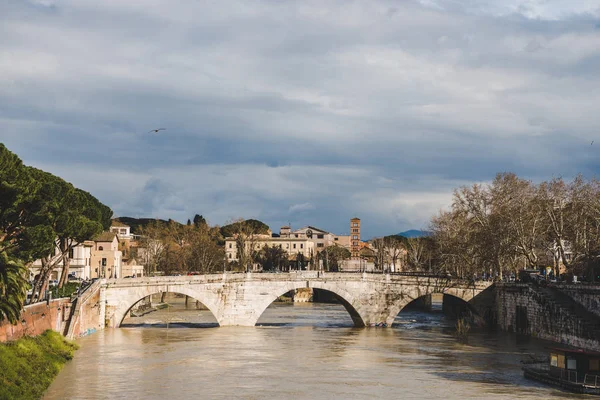 Bridge over tiber river on cloudy day, Rome, Italy — Stock Photo