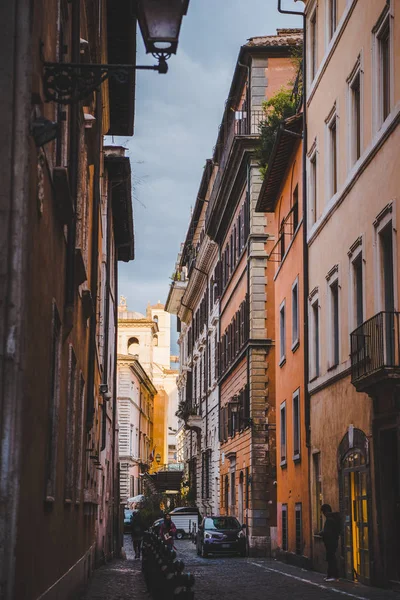 ROMA, ITALIA - 10 DE MARZO DE 2018: edificios antiguos en la estrecha calle de Roma - foto de stock