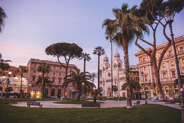ROME, ITALY - 10 MARCH 2018: palm trees in square at Rome in evening — Stock Photo