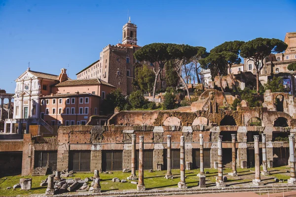 Antiguas ruinas del foro romano, Roma, Italia - foto de stock