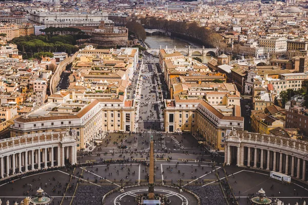 Vista aérea de gente abarrotada en la plaza de San Pedro, Vaticano, Italia - foto de stock