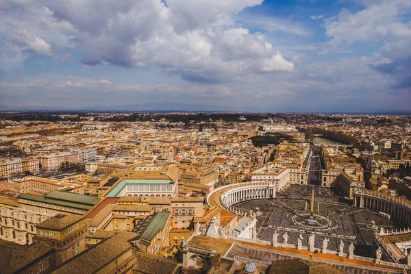 Vista aérea de la plaza de San Pedro y las calles del Vaticano, Italia - foto de stock