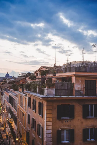 ROMA, ITÁLIA - 10 DE MARÇO DE 2018: edifícios antigos na rua de Roma ao pôr-do-sol — Fotografia de Stock