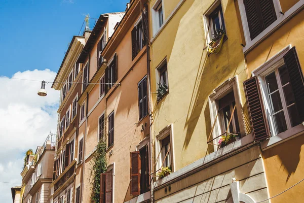 Beaux bâtiments anciens sur la rue de Rome, Italie — Photo de stock