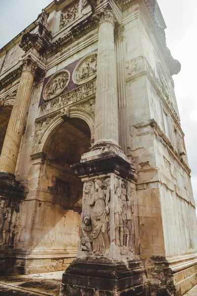 Vue du bas de la belle arche de Constantin, Rome, Italie — Photo de stock