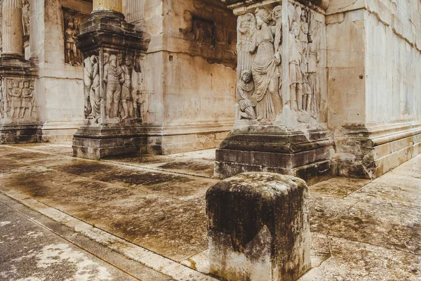 Primer plano del antiguo Arco de Constantino, Roma, Italia - foto de stock