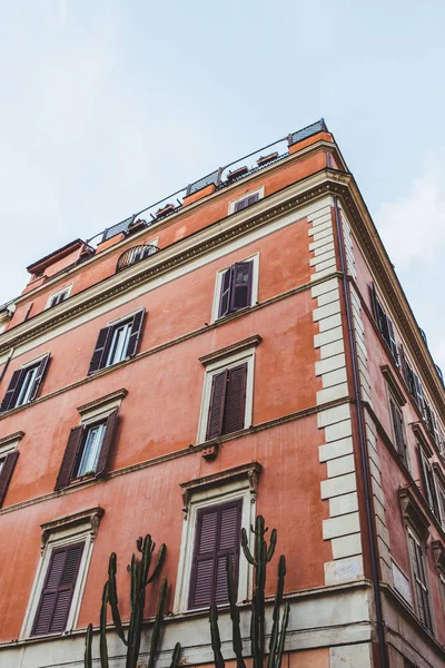 Bottom view of old building on street of Rome on cloudy day, Italy — Stock Photo