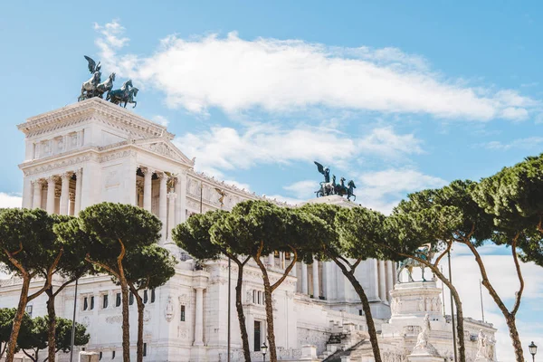 Bellissimo Altare della Patria con alberi in primo piano, Roma, Italia — Foto stock