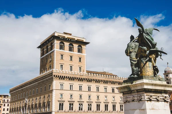 Szenische Aufnahme des schönen venezianischen Palazzo von der Piazza Venezia mit Bronzestatue im Vordergrund, Rom, Italien — Stockfoto