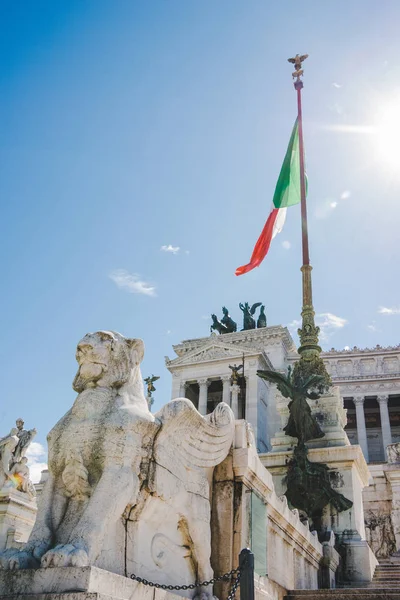 Vista inferior de la hermosa Altare della Patria (Altar de la Patria) con bandera italiana, Roma, Italia - foto de stock