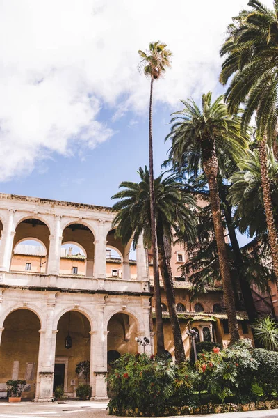 Beautiful ancient atrium building with palm trees on foreground, Rome, Italy — Stock Photo