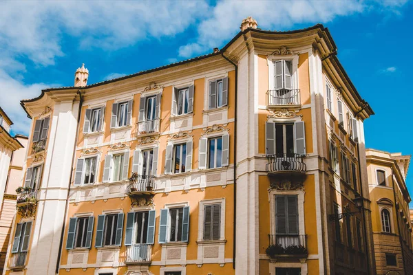 Bâtiments et ciel bleu à Rome, Italie — Photo de stock