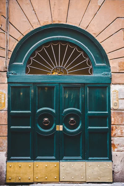 Green doors — Stock Photo