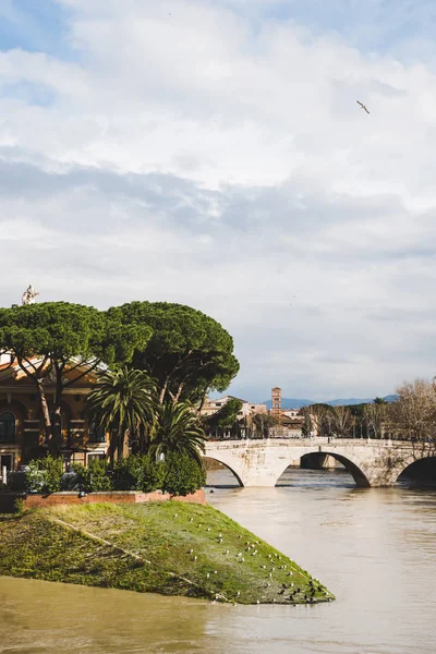 Pont au-dessus du Tibre à Rome, Italie — Photo de stock