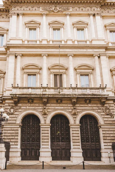 Vista in basso di vecchio edificio con balcone a Roma, Italia — Foto stock