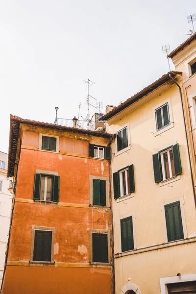 Vista inferior de antiguos edificios naranjas en Roma, Italia - foto de stock